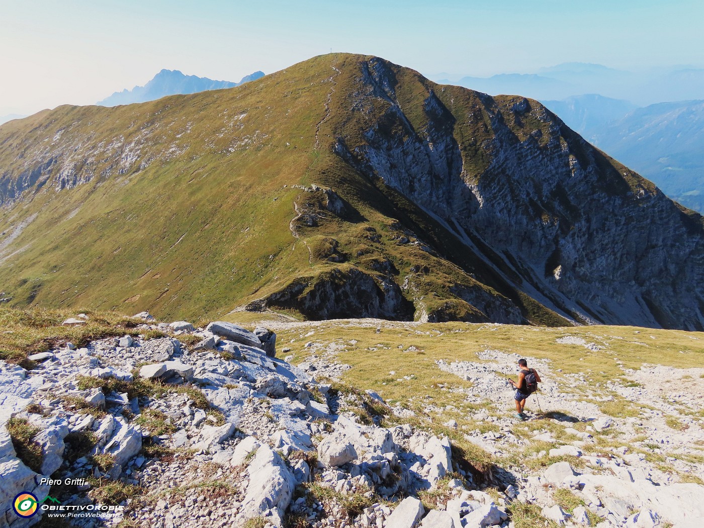 45 Scendiamo da Cima Foppazzi alla Bocchetta di Grem (1976 m).JPG